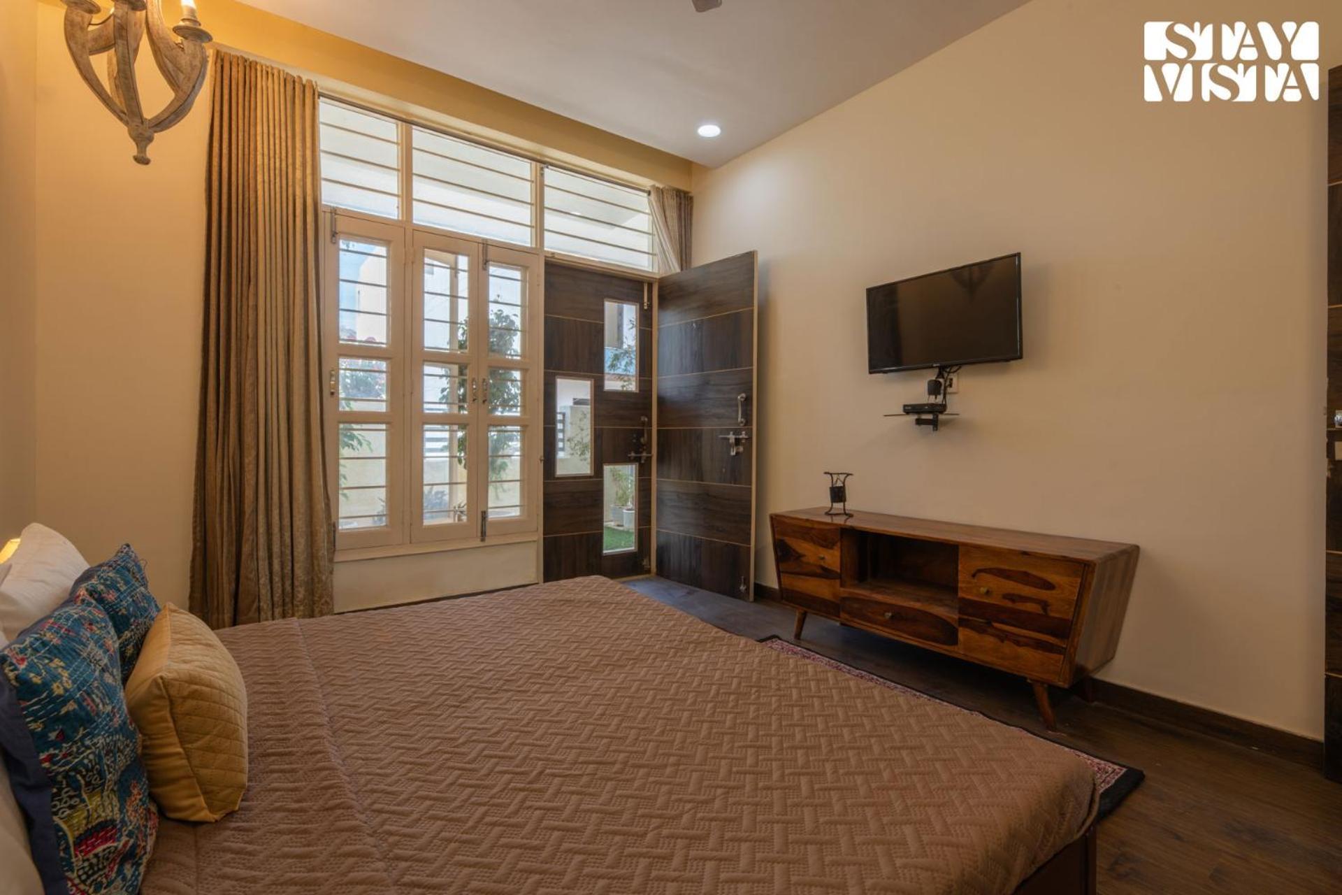Stayvista At Arka Crest With Jacuzzi, Bonfire, Wi-fi Villa Udaipur